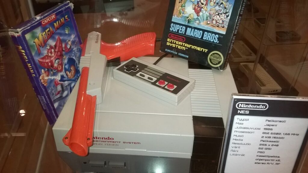 Kuva 1. Nintendo NES-konsoli Verkkokauppa.comin Tietokone- ja pelikonsolimuseossa. Kuva Jaakko Suominen 25.1.2015.