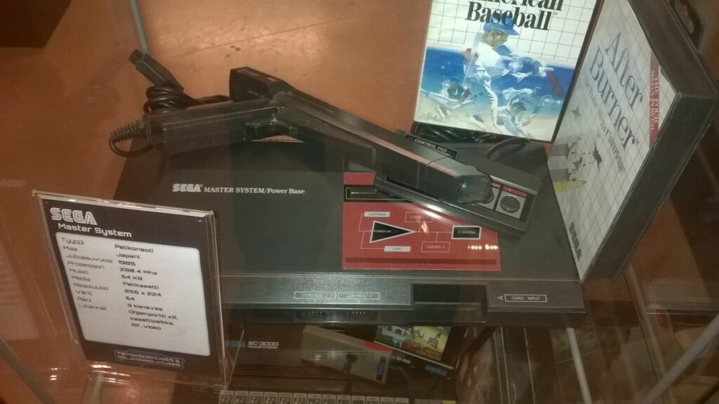 Kuva 2. Sega Master System -konsoli Verkkokauppa.comin Tietokone- ja pelikonsolimuseossa. Kuva Jaakko Suominen 25.1.2015.