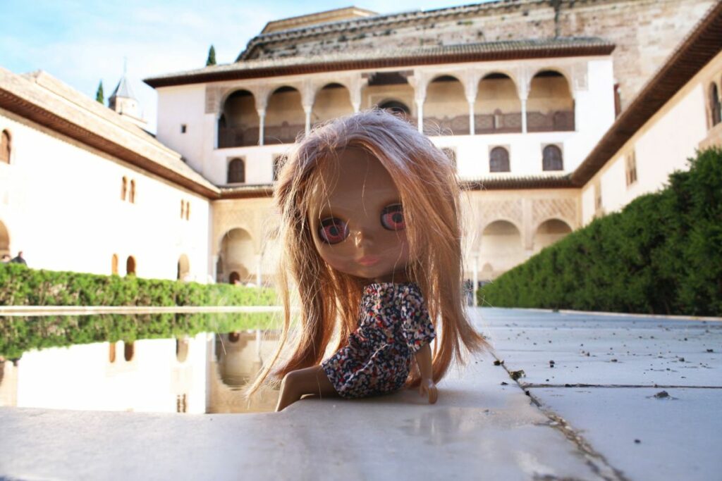 Kuva 4. Kirjoittajan Kiki-niminen Blythe-nukke levähtää Alhambran Nazariés-palatsin sisäpihalla Granadassa, kesäkuussa 2014.